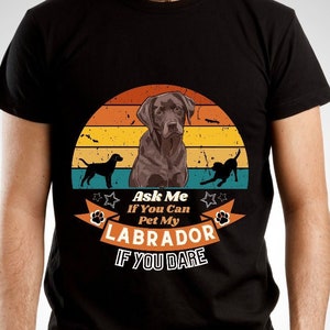Puede incluir: Camiseta negra con un gráfico de puesta de sol vintage con un Labrador Retriever marrón. El texto dice "Ask Me If You Can Pet My Labrador If You Dare".