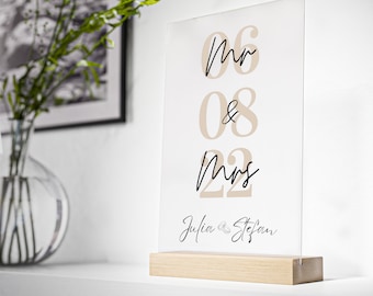 Personalisierbares Hochzeitsgeschenk | Mr und Mrs Geschenk | Brautpaar Geschenk | Acrylglas mit Holzstand
