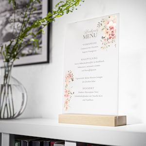 Hochzeits Speisekarte mit Blumendesign - personalisierbares Acrylglas mit Holzstand