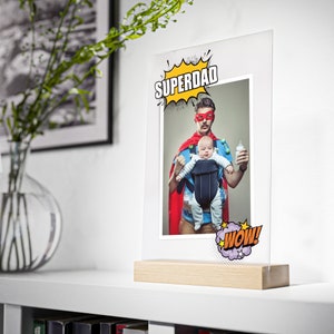 Heldenglück | Personalisiertes Comic Poster -  "Superdad" - Lustiger Cartoon-Comix - Acrylglas mit Holzstand oder als Digitale Datei