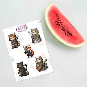 Può includere: Cinque adesivi colorati con gatti dei cartoni animati vestiti da personaggi fantasy. I gatti sono un guerriero, un bardo, un mago, un ladro e un chierico. Gli adesivi sono su uno sfondo bianco con disegni di impronte di zampe.