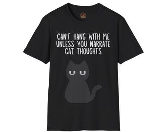 Pode incluir: Uma t-shirt preta de manga curta com o texto branco CAN'T HANG WITH ME UNLESS YOU NARRATE CAT THOUGHTS sobre um gráfico pixelizado de um gato cinzento escuro com olhos brancos. A t-shirt tem gola redonda e um corte padrão.