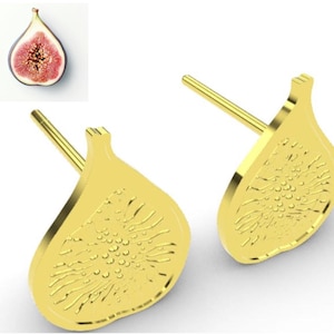 Pode incluir: Um par de brincos de tarracha dourados em forma de figos cortados ao meio, com uma superfície texturizada que imita as sementes e a polpa da fruta. Cada brinco inclui um pino reto para fixação no lóbulo da orelha.