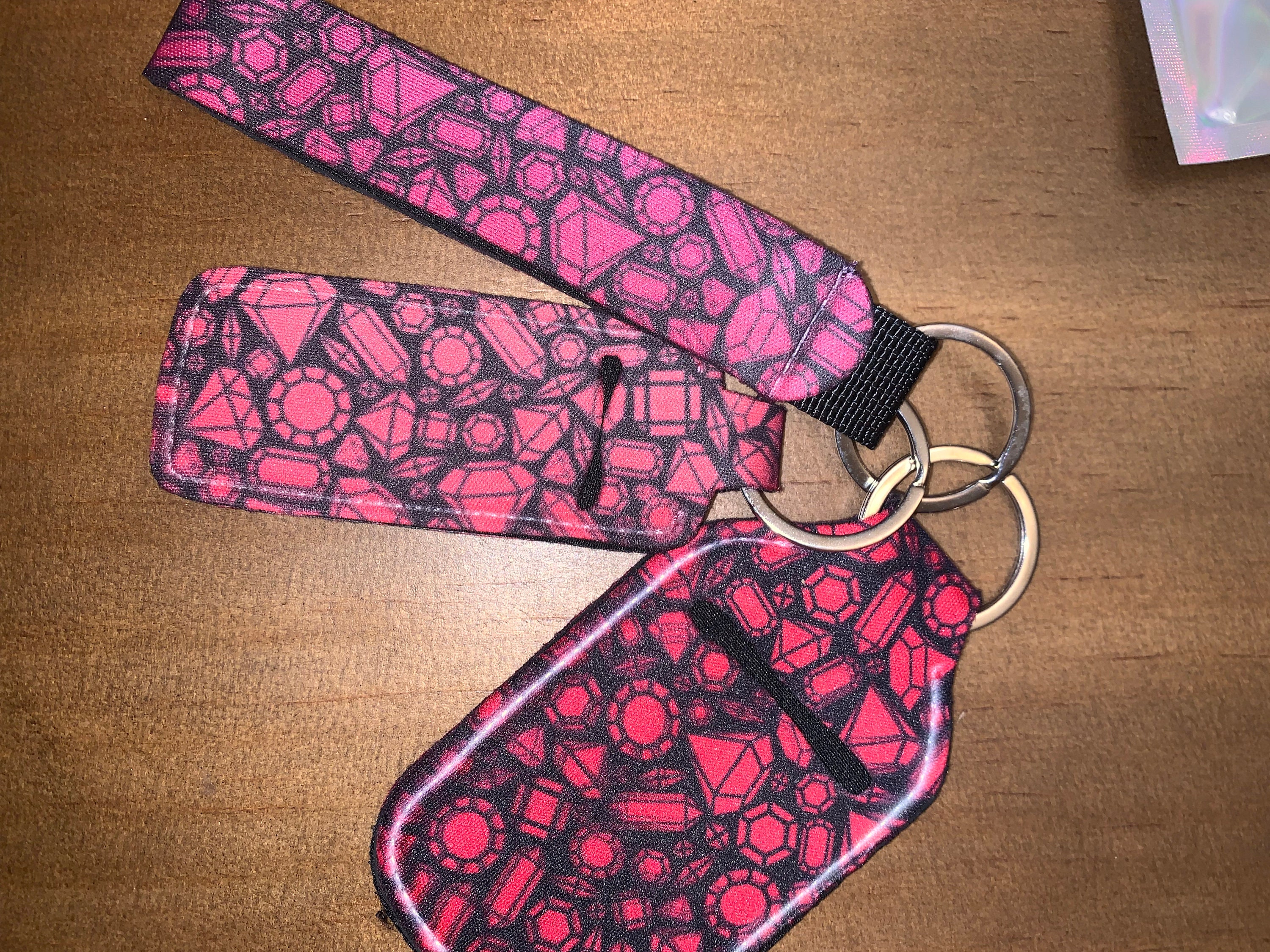 Suobstales 3-teiliges Travel Bottle Keychain Set – Mit Lippenstift- & Desinfektionshalter