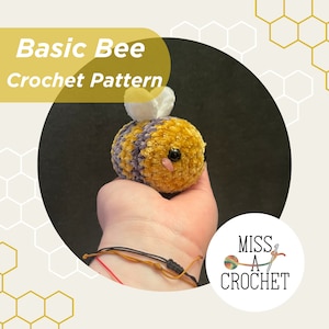 Op de afbeelding: Een haakpatroon voor een eenvoudige bij, met een geel en paars lichaam en witte vleugels. Het patroon is beschikbaar als digitale PDF-download. De afbeelding toont een gehaakte bij in een hand.