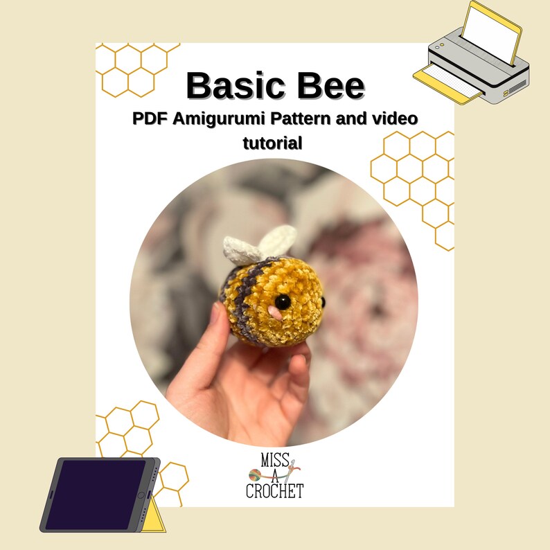 Pode incluir: Um brinquedo de abelha amigurumi de croch&ecirc; com pelo amarelo e marrom, olhos pretos e asas brancas. A abelha est&aacute; sendo segurada em uma m&atilde;o. A imagem inclui o texto "Basic Bee" e "PDF Amigurumi Pattern and video tutorial".
