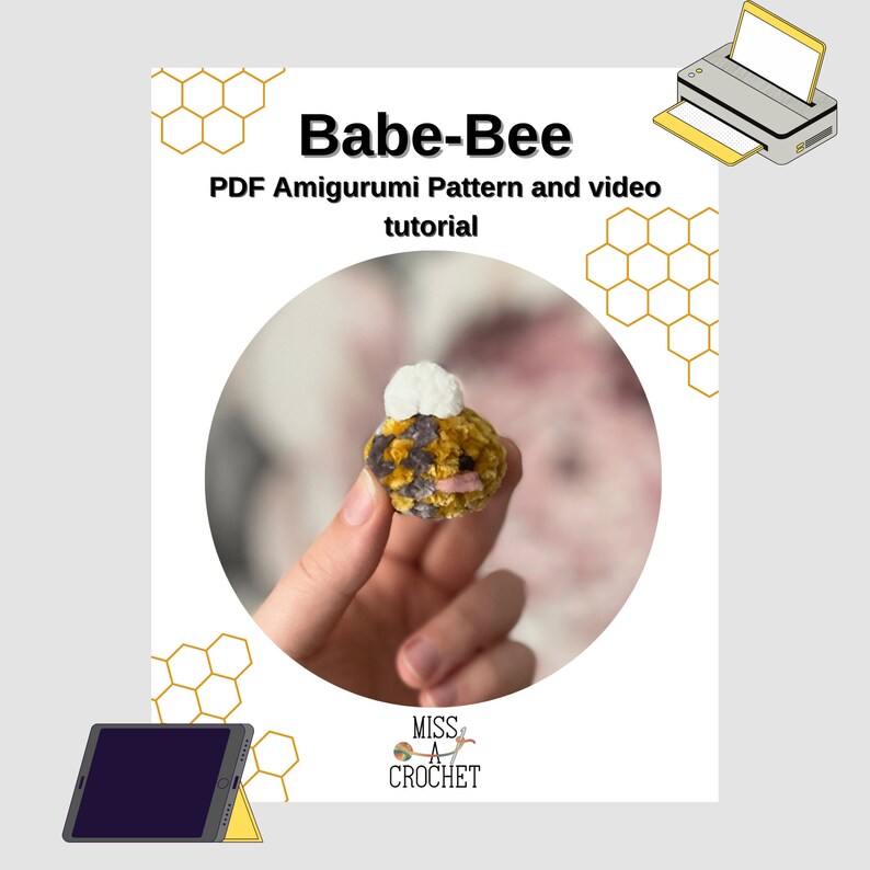 Pode incluir: Um padr&atilde;o de amigurumi PDF e um tutorial em v&iacute;deo para crochetar uma abelha fofa com uma cabe&ccedil;a de pompom branco, um corpo amarelo e marrom e uma boca rosa. O padr&atilde;o se chama "Babe-Bee" e &eacute; de Miss A Crochet.