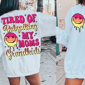 Fatigué de garder mes petits-enfants de mamans Svg, png sarcastique drôle, conception de sublimation rétro, humour adulte, maman drôle vie png, png rétro à la mode