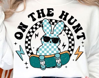 Sur la chasse PNG, Pâques PNG, joyeuses Pâques, conceptions de sublimation de lapin de skateboard PNG, Pâques rétro Png, garçon Pâques Png, Pâques enfants chemise Png