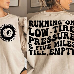 Runnin op lage bandenspanning en Five Miles Till Empty SVG-png-ontwerp, 5 miles Till Empty svg png