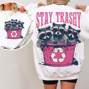 Bleib trashig Png, Waschbär Sublimationsdesign, Lustiges Shirt Grafik Png, Lustiges Retro-Shirt Design, Waschbär Png, lustiges Waschbären Png, lustiges Png