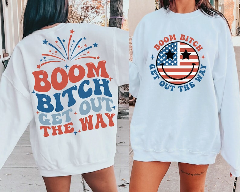Pu&ograve; includere: Due felpe bianche con un design di bandiera americana rosso, bianco e blu. Una felpa ha un viso sorridente con il testo "BOOM BITCH GET OUT THE WAY". L'altra felpa ha un design di fuochi d'artificio con il testo "BOOM BITCH GET OUT THE WAY".