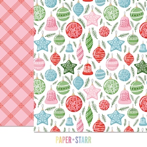 K&ouml;nnte beinhalten: Ein nahtloses Muster mit verschiedenen Weihnachtsornamenten, darunter Glocken, Sterne und Kugeln mit dem Text "Merry and Bright". Die Ornamente sind in Rot-, Gr&uuml;n-, Blau-, Rosa- und Wei&szlig;t&ouml;nen gehalten und vor einem wei&szlig;en Hintergrund angeordnet.