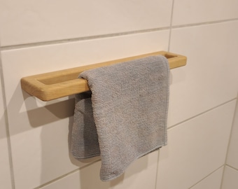 Stylishly organized: Discover our versatile solid wood towel holder made of oak!