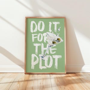 セージグリーンの「Do It For The Plot」マティーニプリント、インスタントデジタルダウンロード、寮の装飾バーカートポスター、ファンキーなアパートのカクテルアート、ウォッカオリーブ