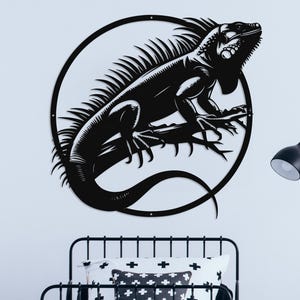 Iguana Metal Wall Art – Reptile Wall Decor – Tropical Lizard Outdoor Sign–Modern Farmhouse Patio Decor–Steel Garden Art–Circle Metal Sign