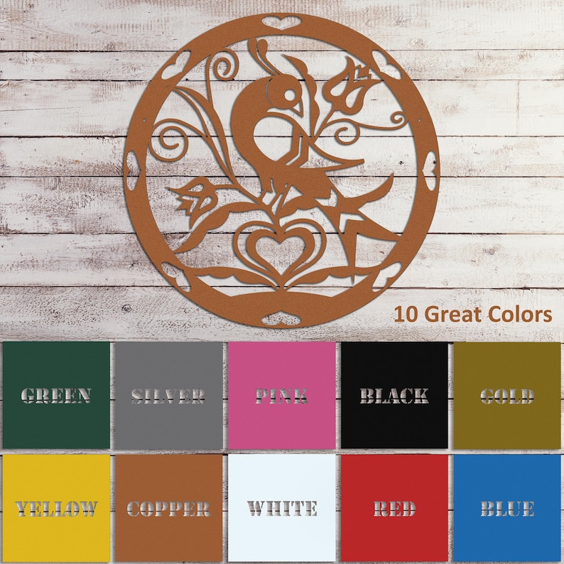 Pode incluir: Uma decora&ccedil;&atilde;o de parede de metal com um p&aacute;ssaro estilizado com um design de cora&ccedil;&atilde;o. A decora&ccedil;&atilde;o est&aacute; dispon&iacute;vel em 10 cores: verde, prata, rosa, preto, dourado, amarelo, cobre, branco, vermelho e azul.
