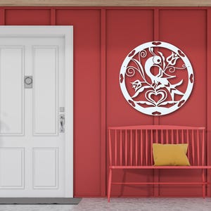 Pode incluir: Decora&ccedil;&atilde;o de parede de madeira branca com um design de p&aacute;ssaro e flores. A decora&ccedil;&atilde;o &eacute; redonda e pendurada em uma parede vermelha. Um banco vermelho fica na frente da decora&ccedil;&atilde;o.