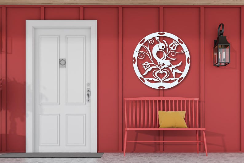 Pode incluir: Decora&ccedil;&atilde;o de parede de madeira branca com um design de p&aacute;ssaro e flores. A decora&ccedil;&atilde;o &eacute; redonda e pendurada em uma parede vermelha. Um banco vermelho fica na frente da decora&ccedil;&atilde;o.