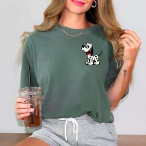 プルート風ダルメシアンTシャツ、ディズニー愛好家へのギフト、ユニセックスグラフィックTシャツ、かわいい犬Tシャツ、犬ママシャツ、ヴィンテージルックシャツ