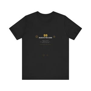 Op de afbeelding: Zwart T-shirt met de tekst "99 BUGS IN THE CODE" in geel, versierd met zonnebloemmotieven. Daaronder staat een kort gedicht over codefouten. Een casual, leuk T-shirt.