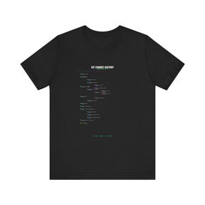 Puede incluir: Camiseta negra con el texto "GIT COMMIT HISTORY" en blanco, verde y rojo. El diseño presenta un diseño similar al código, con líneas de texto que se asemejan a un registro de confirmación. La camiseta está hecha de un material suave.