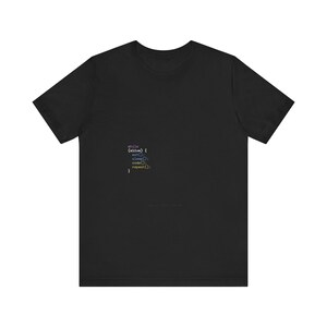 Könnte beinhalten: Schwarzes T-Shirt mit einem kleinen, farbenfrohen Code-Snippet auf der Vorderseite. Der Code enthält Zeilen für 'eat()', 'sleep()', 'code()' und 'repeat()' mit der Anfangsbedingung 'while (alive)'.