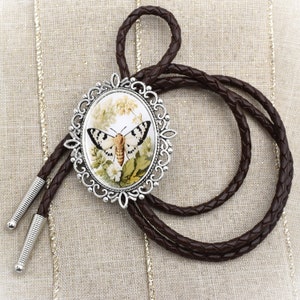 Motte Bolo Tie ~ Boho Floral Boho Lariat String Halskette für Frauen