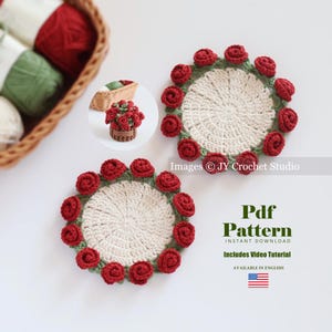 Puede incluir: Dos posavasos hechos a mano con ganchillo con un diseño floral. Cada posavasos presenta un centro de color crema, un borde verde y adornos de rosas rojas. La imagen también incluye una pequeña cesta de rosas y el texto "Pdf Pattern".