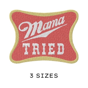 Könnte beinhalten: Gestickter Aufnäher im Retro-Design. Der Aufnäher zeigt die Worte "Mama Tried" in weißer Schrift auf rotem Hintergrund mit goldenem Rand. Der Text "3 Sizes" steht darunter.