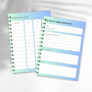 Może przedstawiać: Dwa spiralne notatniki z niebiesko-zielonymi stronami z gradientem. Jeden notatnik jest oznaczony jako "Lista leków" z sekcjami na leki, datę i godzinę. Drugi jest oznaczony jako "Wizyty lekarskie" z sekcjami na datę, nazwisko lekarza, pytania, wizyty i zadania.