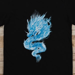 Puede incluir: Camiseta negra con un gráfico de dragón azul. El dragón está hecho de llamas y está enroscado.