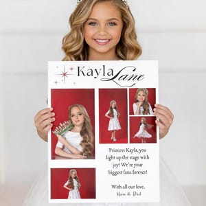 Op de afbeelding: Een lachend meisje met een tiara houdt een bord vast met de naam "Kayla Lane" en meerdere foto's. Het bord bevat ook de tekst: "Prinses Kayla, je verlicht het podium met vreugde! We zijn voor altijd je grootste fans!"