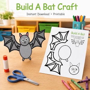 Może przedstawiać: Arkusz do druku Build A Bat Craft z czarno-białymi konturami części nietoperza oraz złożonym szarym papierowym nietoperzem. Arkusz zawiera tekst Build A Bat. Widoczny jest klej w sztyfcie oraz niebieskie nożyczki do wycinania elementów.