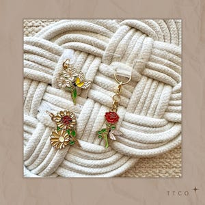 Vårblommande dammpluggberlocker | Belysning och USB-C | Surfplatta | Kindle | Enhetstillbehör | Laddningsport