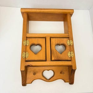 Puede incluir: Un juego de tres tazas de cerámica con un acabado mate moteado. Las tazas son de color crema, gris claro y gris oscuro. Cada taza tiene un diseño simple y moderno y un asa redondeada.