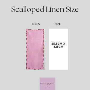 K&ouml;nnte beinhalten: Rosa Leinenstoff mit einem gewellten Rand und einem roten Besatz. Der Stoff misst 55,5 cm mal 125 cm.