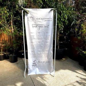 Sitzplan aus Stoff: Illustriertes Hochzeitsschild aus Baumwolle
