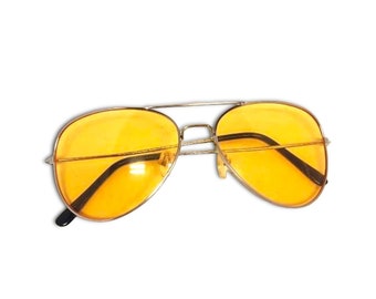 Sechseckige Designer-Sonnenbrille im Vintage-Stil mit goldenem Metallrahmen.