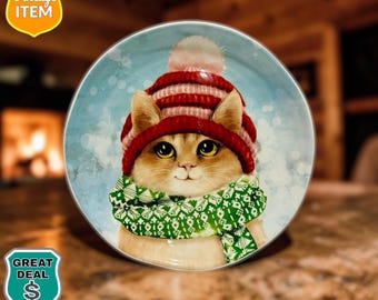 Piatto decorativo Pier 1 Imports da 21,5 cm in pietra ferrosa con un simpatico gatto con cappello e sciarpa invernali!