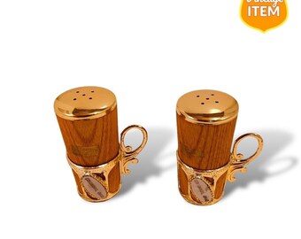 Salero y pimentero de madera vintage con detalles dorados y soportes.