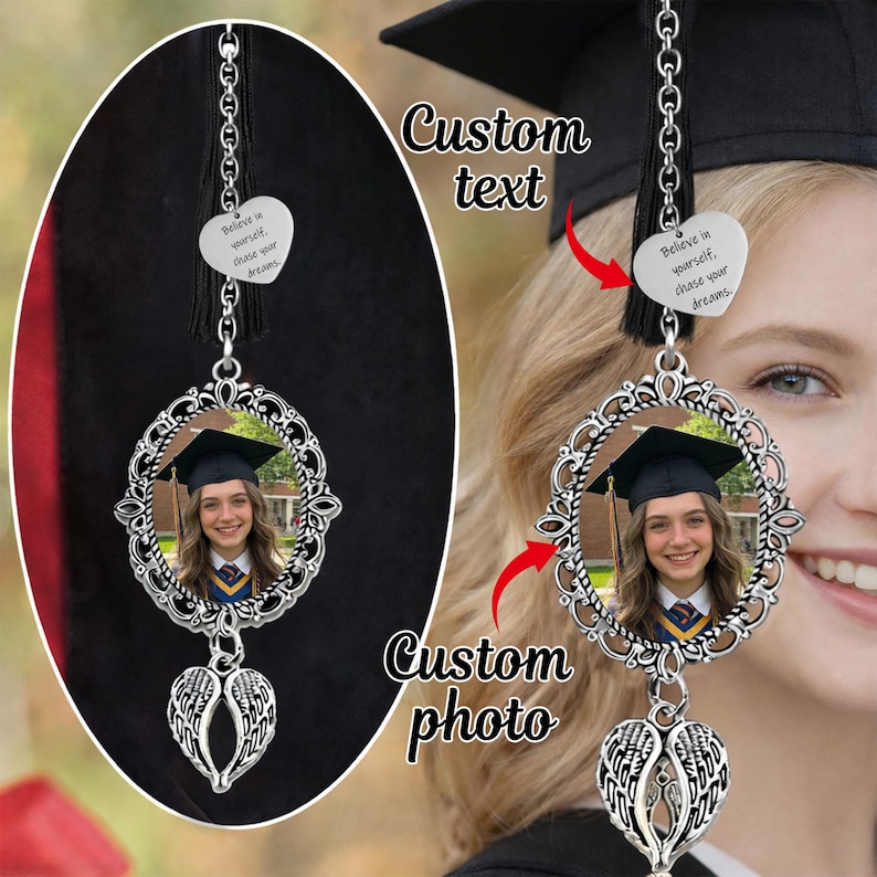 Pu&ograve; includere: Ornamento di laurea argentato con una foto di una laureata in toga e cappello. L'ornamento ha un ciondolo a forma di cuore con la scritta "Believe in yourself, chase your dreams". Sotto la foto c'&egrave; un ciondolo decorativo ad ali.