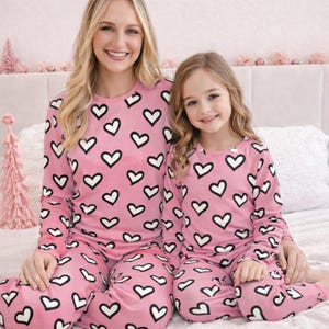 Pijamas de San Valentín para mamá y yo, pijamas a juego con estampado de corazones para madre e hija, ropa de dormir familiar bonita, conjunto de pijama Love imagen 5