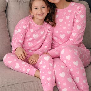 Pijamas de San Valentín para mamá y yo, pijamas a juego con estampado de corazones para madre e hija, ropa de dormir familiar bonita, conjunto de pijama Love 3