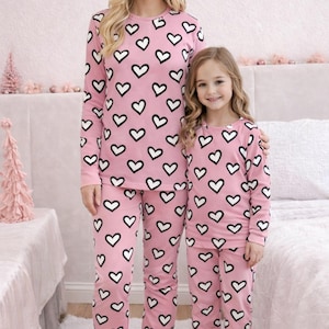 Pijamas de San Valentín para mamá y yo, pijamas a juego con estampado de corazones para madre e hija, ropa de dormir familiar bonita, conjunto de pijama Love 2