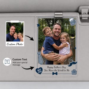 Pode incluir: Um porta-fotos retangular transparente com uma foto de um homem e duas crianças. O porta-fotos tem elementos decorativos como uma gravata e um bigode, com o texto "Happy Father's Day You Mean the World to Me".
