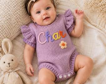 Personlig kortärmad sparkare för babyflicka, namnbroderad sparkare med volanger, nyfödd outfit med volanger, babyshowerpresent, volangsparkare