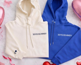 Benutzerdefinierter Jahrestag Hoodie für Ihn, Hochzeitsdatum Hoodie mit römischen Ziffern, Initialen auf dem Ärmel gesticktes Sweatshirt, Paare Valentinstag Geschenk