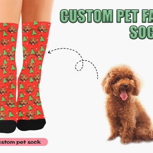 K&ouml;nnte beinhalten: Ein Paar rote Socken mit einem Weihnachtsbaum-Muster, das das Gesicht eines Hundes zeigt. Die Socken sind an den Beinen einer Person zu sehen. Der Text "CUSTOM PET FACE SOCKS" wird &uuml;ber dem Bild angezeigt.