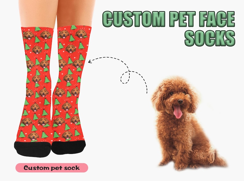 K&ouml;nnte beinhalten: Ein Paar rote Socken mit einem Weihnachtsbaum-Muster, das das Gesicht eines Hundes zeigt. Die Socken sind an den Beinen einer Person zu sehen. Der Text "CUSTOM PET FACE SOCKS" wird &uuml;ber dem Bild angezeigt.